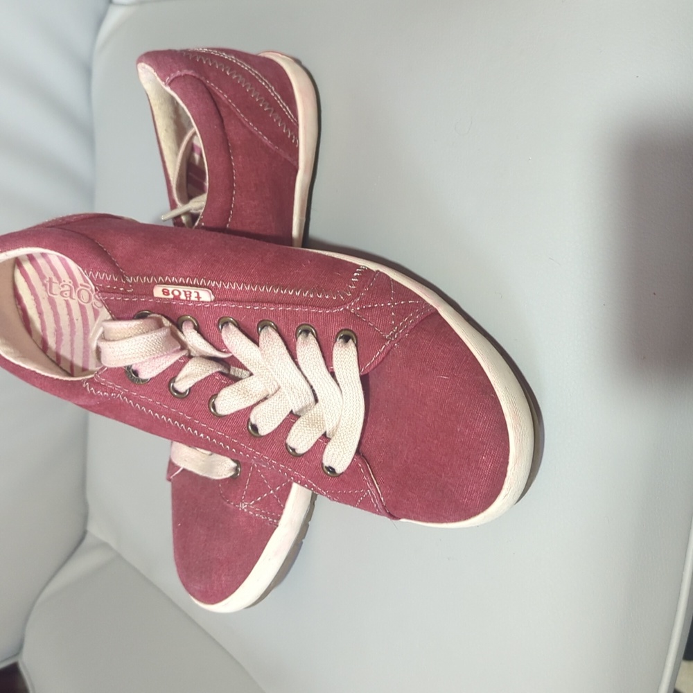 Taos red sneakers, size 9.5